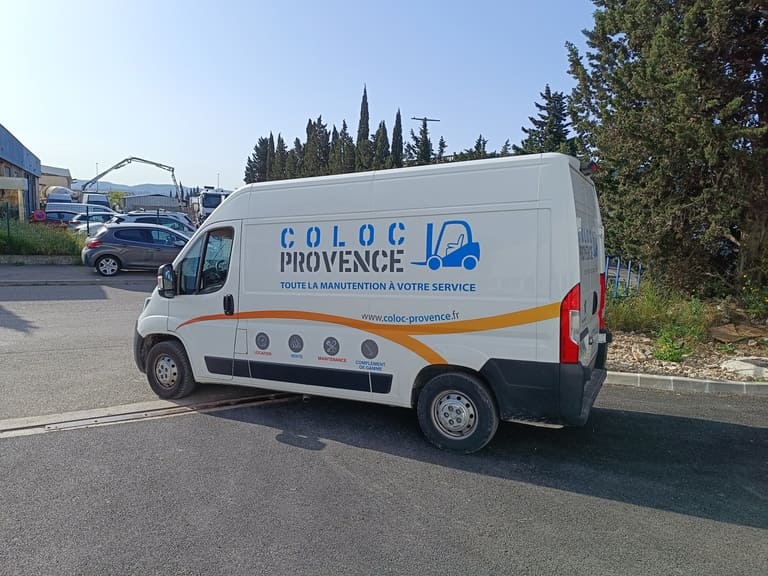 Photo d'un camion de dépannage de la société Coloc Provence